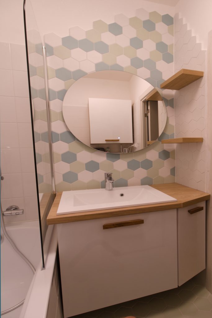 Mini fürdőszoba Equipe Kromatika csempékkel